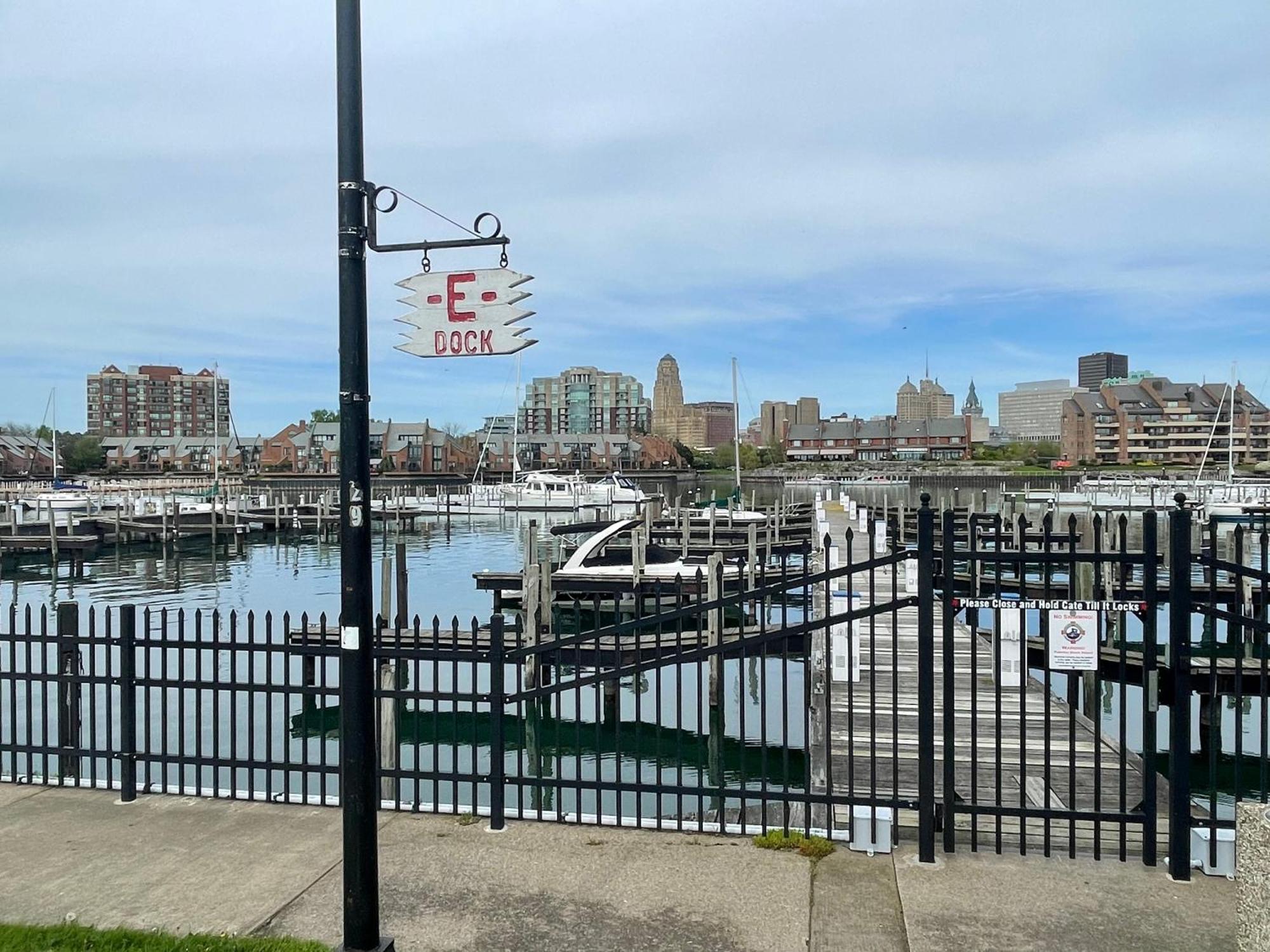 Buffalo'S River Den Exterior photo